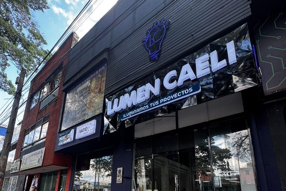 Fachada del local de Lumen Caeli en la Calle 35 con el aviso de neón encendido