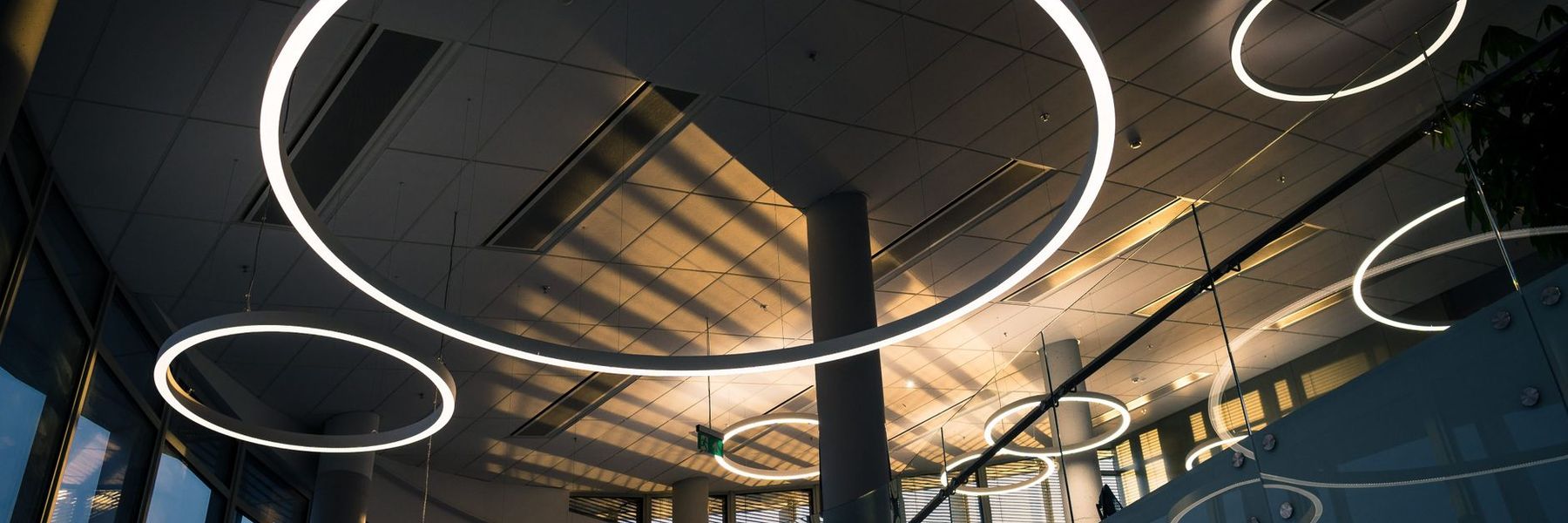 Luminarias circulares suspendidas en el vestíbulo de un edificio comercial